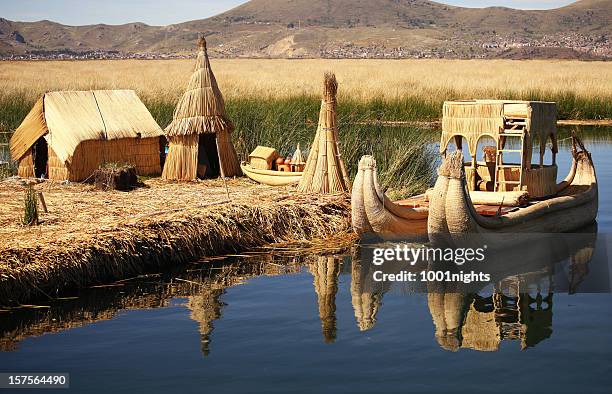 floating island titicaca peru - titicacameer stockfoto's en -beelden