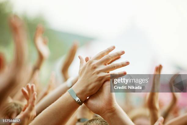 hands up - chanten stockfoto's en -beelden