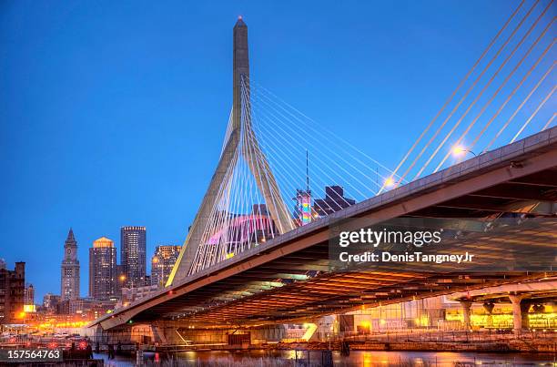 zakim bunker hill memorial bridge - massachusettes location stockfoto's en -beelden