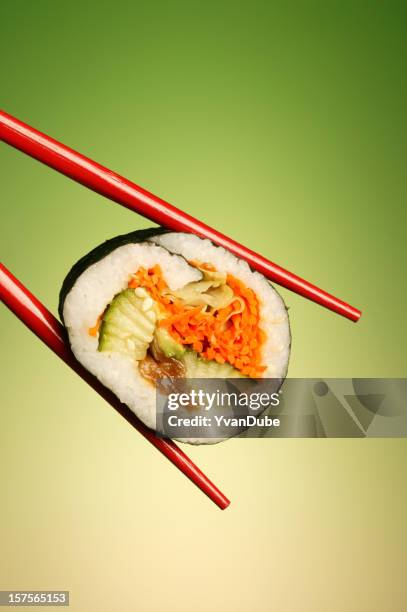 sushi-rolle in rot chopstick - sushi stock-fotos und bilder