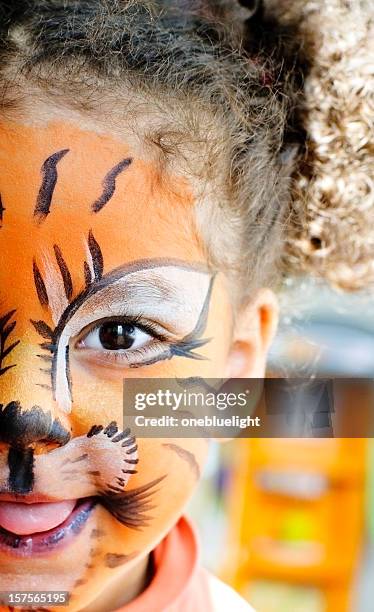 niño feliz con su tigre de pintura de cara. - face paint kids fotografías e imágenes de stock