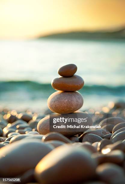 pebble on beach - stacked pyramid stockfoto's en -beelden