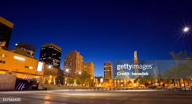 der innenstadt von edmonton und die city hall - edmonton stock-fotos und bilder