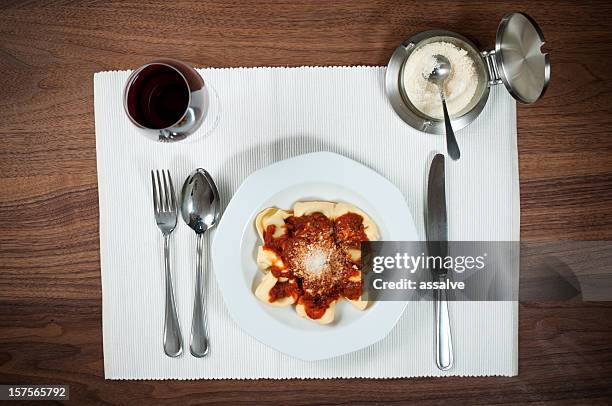 tischdekoration in einem italienischen restaurant - sugo pomodoro stock-fotos und bilder