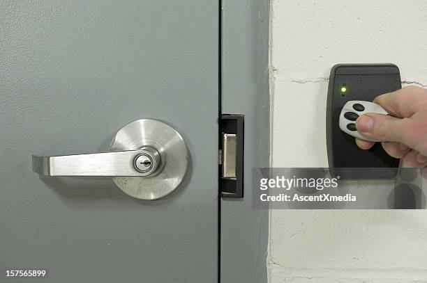 porta de segurança - door close button imagens e fotografias de stock