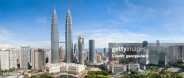 panorama sullo skyline di kuala lumpur - kuala lumpur foto e immagini stock