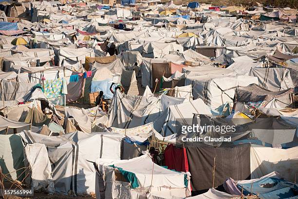 idp camp in haiti - flüchtlingslager stock-fotos und bilder