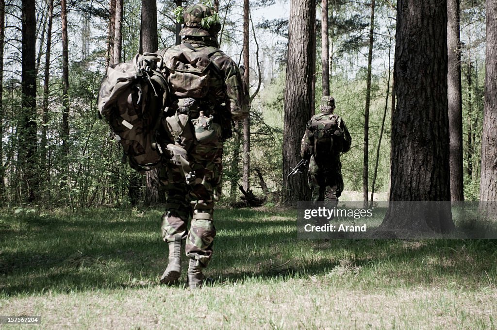 Soldats dans une forêt