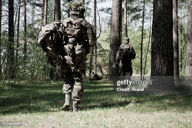 soldati in una foresta - esercito foto e immagini stock