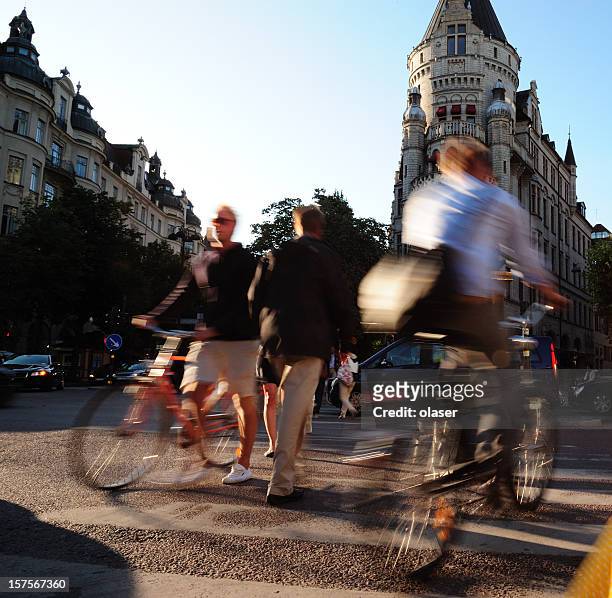 young people crossing street, motion blur - stockholm bildbanksfoton och bilder