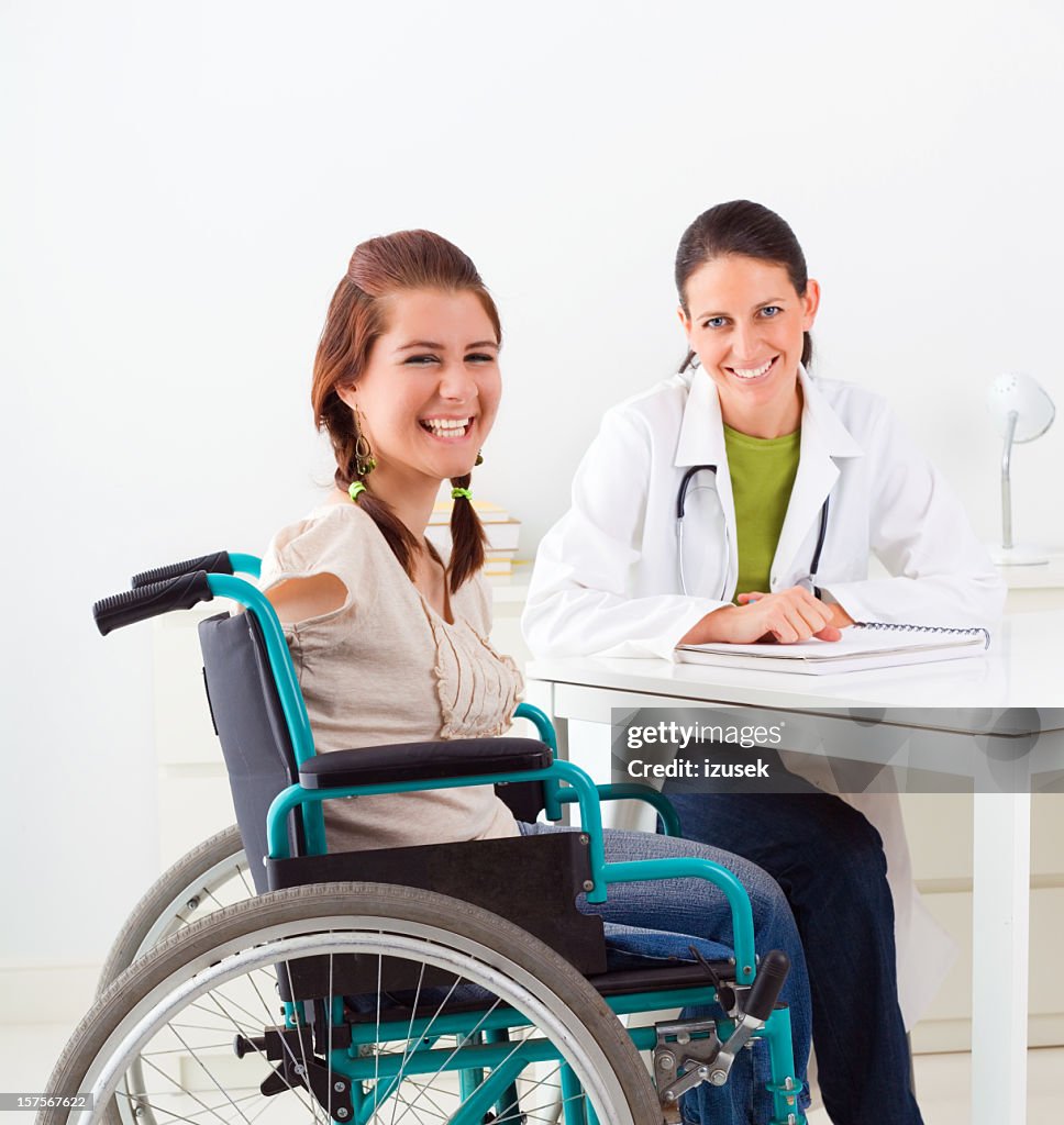 Behinderte Mädchen mit ihrem Health Berater
