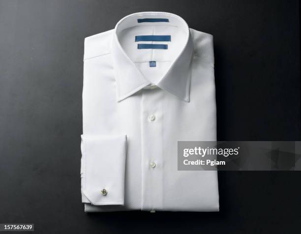 primer plano de un caballero camisetas blancas - camisa blanca doblada fotografías e imágenes de stock