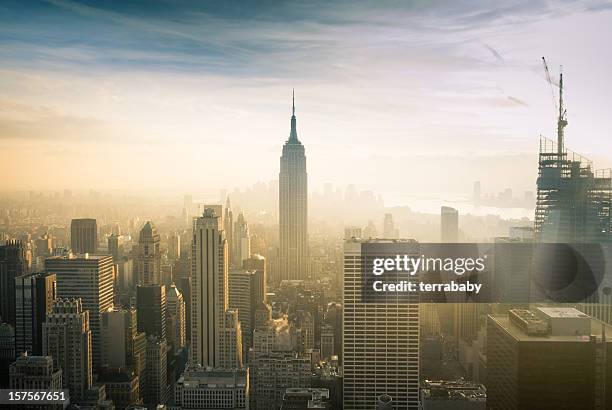 skyline von new york - smog stock-fotos und bilder