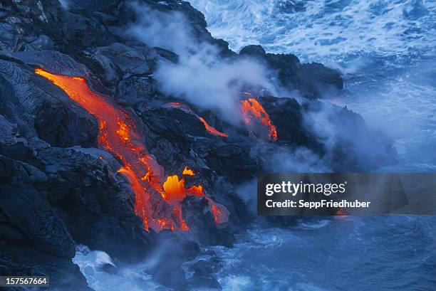 lava flow en hawai de fluir al mar - parque nacional de volcanes de hawai fotografías e imágenes de stock