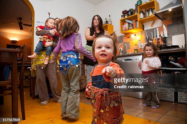 küche gypsy dance - baby dancing stock-fotos und bilder