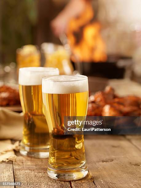 cerveza y pollo a la barbacoa - cerveza lager fotografías e imágenes de stock