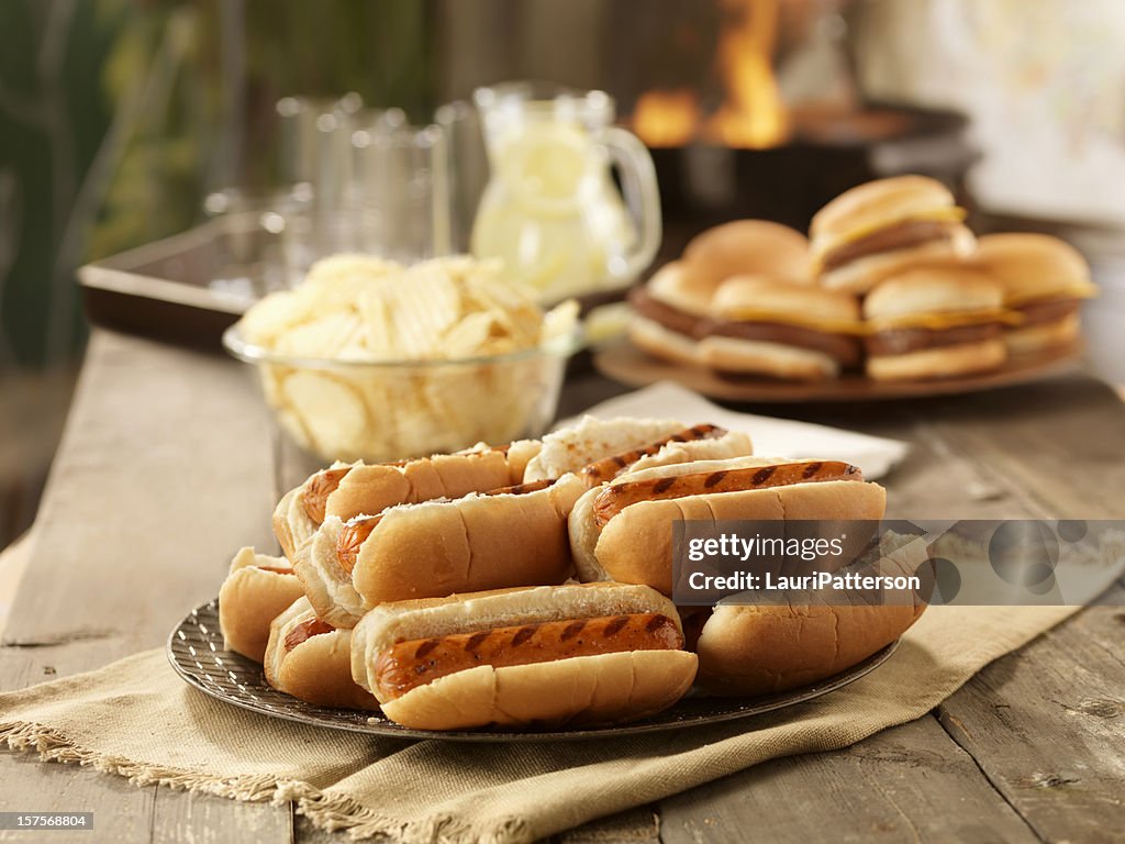 BBQ Hot Dogs auf ein Picknick