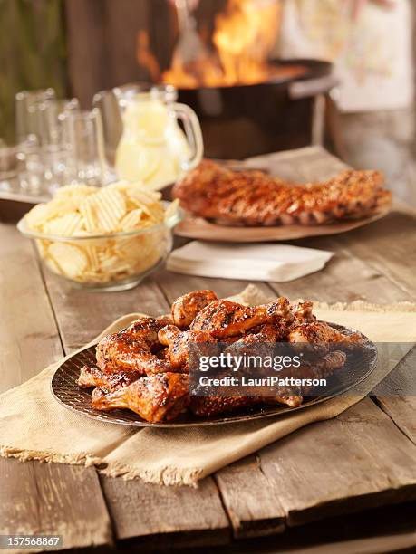 barbecue-hühnchen und schweinefleisch spareribs - hähnchen grill stock-fotos und bilder