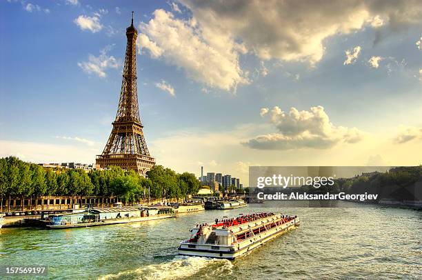 eiffel tower and quay seine river - barge 個照片及圖片檔