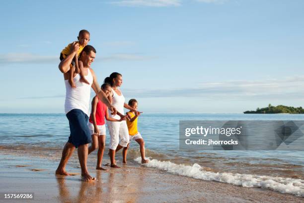 fidschianische familie am strand - fiji family stock-fotos und bilder