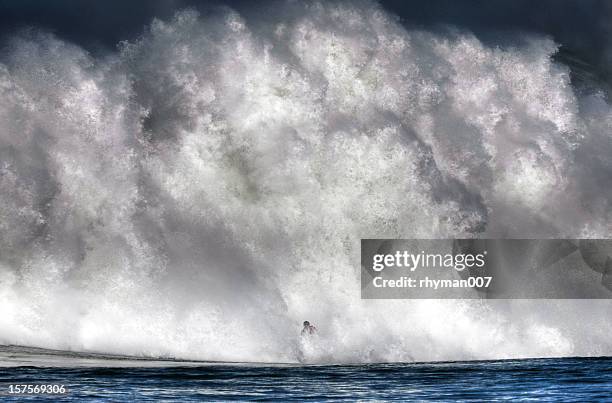 surfen die spray - big wave surfing stock-fotos und bilder