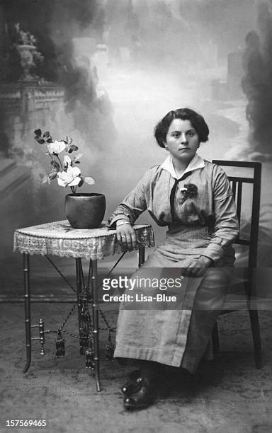 mujer joven en 1920.black y blanco - 1910 fotografías e imágenes de stock