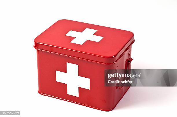 red first aid box on white background - eerste hulp stockfoto's en -beelden