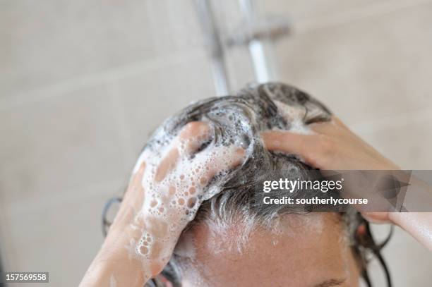 femme lavage cheveux dans la douche - shampoo photos et images de collection