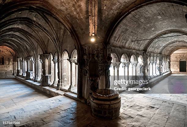 medieval stone corredor - claustro fotografías e imágenes de stock