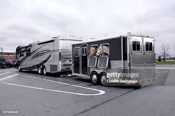 camper e rimorchio trasporto cavalli - vehicle trailer foto e immagini stock