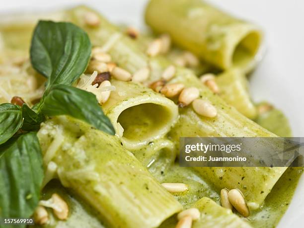 rigatoni au pesto - pistou photos et images de collection