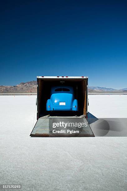 race car on the flats in ut - bonneville salt flats stockfoto's en -beelden