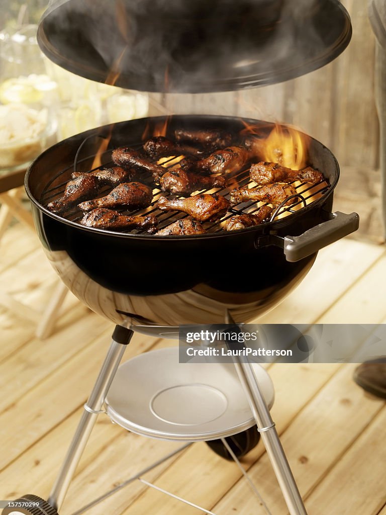 Frango em um carvão BBQ