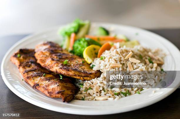 pechuga de pollo a la parrilla y el arroz - pollo a la plancha fotografías e imágenes de stock