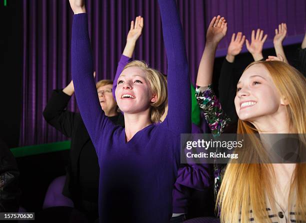 feliz audiência membros - louvar religião imagens e fotografias de stock