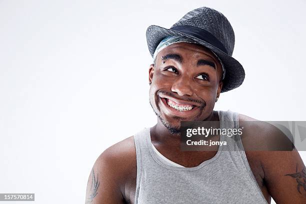 junger mann lächelnd, mit seinem zahnspange - adult retainer stock-fotos und bilder