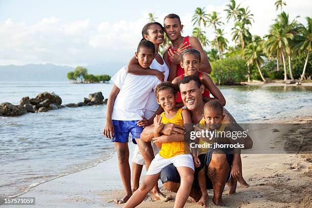 fidschianische familie am strand - fiji stock-fotos und bilder