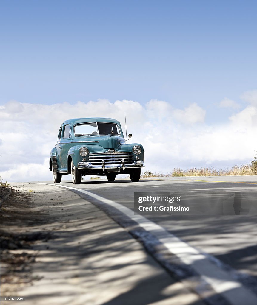 Alte oldtimer Auto fahren in Patagonien Argentinien