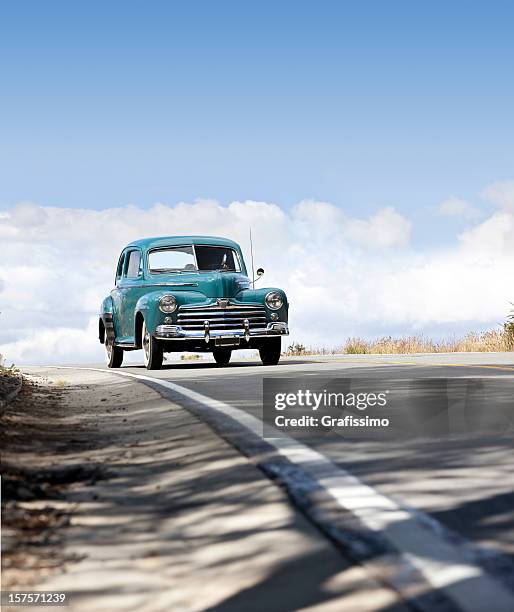 alte oldtimer auto fahren in patagonien argentinien - oldtimerauto stock-fotos und bilder