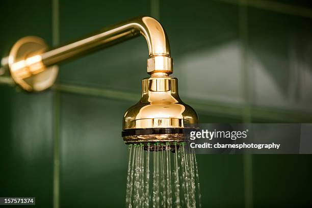 bagno e doccia con acqua corrente - impianto domestico foto e immagini stock