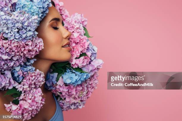 young beautiful girl with wreath of flowers on her head - hydrangea lifestyle stockfoto's en -beelden