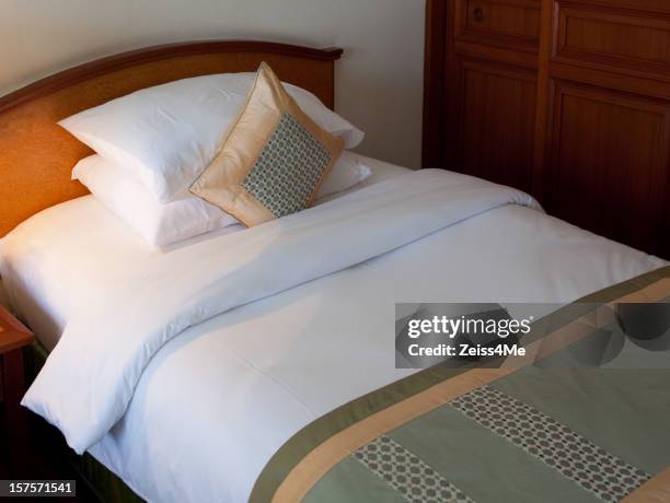 nice twin bed in green and gold - eenpersoonsbed stockfoto's en -beelden