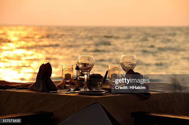 cena romántica-silueta - mesa-para-dos fotografías e imágenes de stock