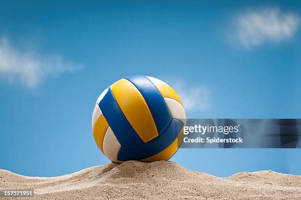 voleibol en la arena - juego de voleibol de playa fotografías e imágenes de stock