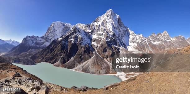 arakam tse. everest circuit. nepal motives. - sherpa nepal stock pictures, royalty-free photos & images