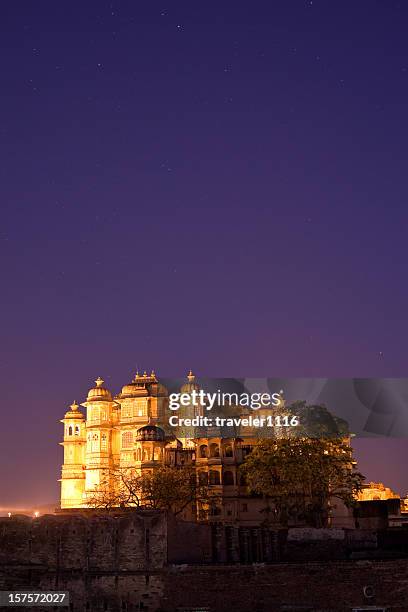 stadtpalast von udaipur - udaipur palace stock-fotos und bilder
