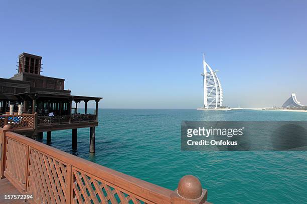 ponte de madeira mais de água jumeirah resort e burj al arab - hotel jumeirah beach - fotografias e filmes do acervo