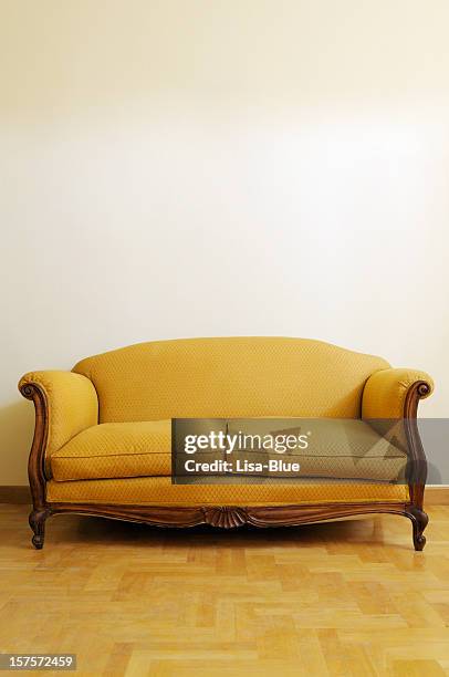 oro vintage sofa.copy spazio - antique sofa styles foto e immagini stock