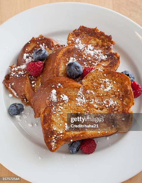 challah french toast with blueberries and raspberries - pain perdu stockfoto's en -beelden