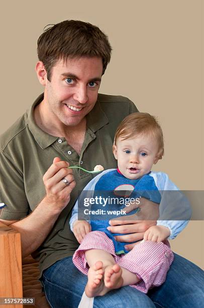 若い父親フィーディング 1 歳の少女幼児ラウンジにひと泳ぎ。 - 2 year old blonde girl father ストックフォトと画像